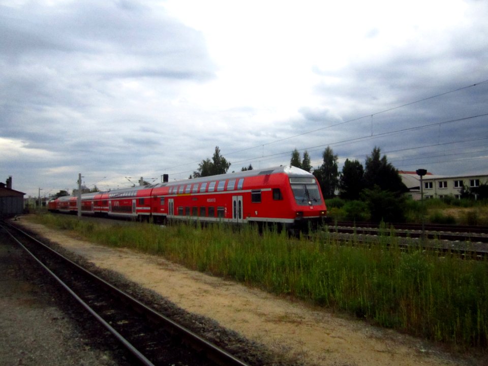 182_019-0_Taurus_mit_S-Bahn_S1_in_Richtung_Dresden_(2)