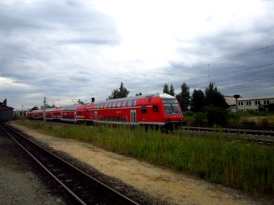182_019-0_Taurus_mit_S-Bahn_S1_in_Richtung_Dresden_(2)