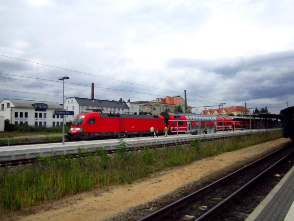 182_019-0_Taurus_mit_S-Bahn_S1_in_Richtung_Dresden