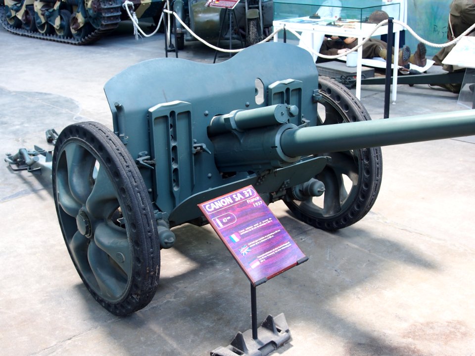 1937_47mm_Canon_SA_37_anti_tank,_Musée_des_Blindés,_France,_pic-1