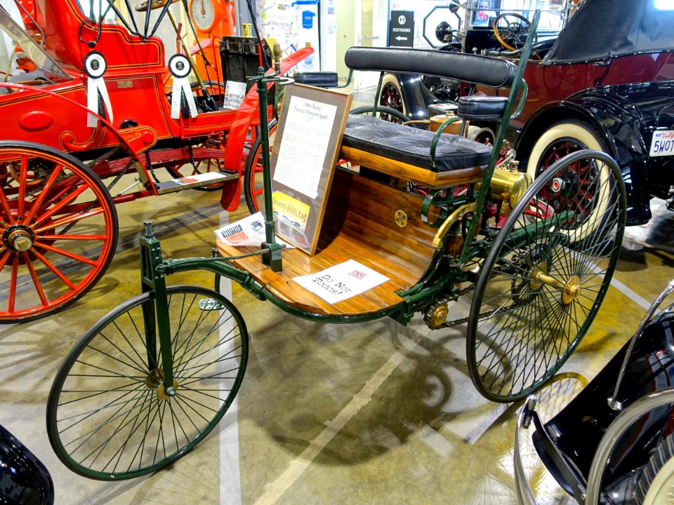 1886_Benz_Patent_Motorwagen_(replica)_-_Automobile_Driving_Museum_-_El_Segundo,_CA_-_DSC01760