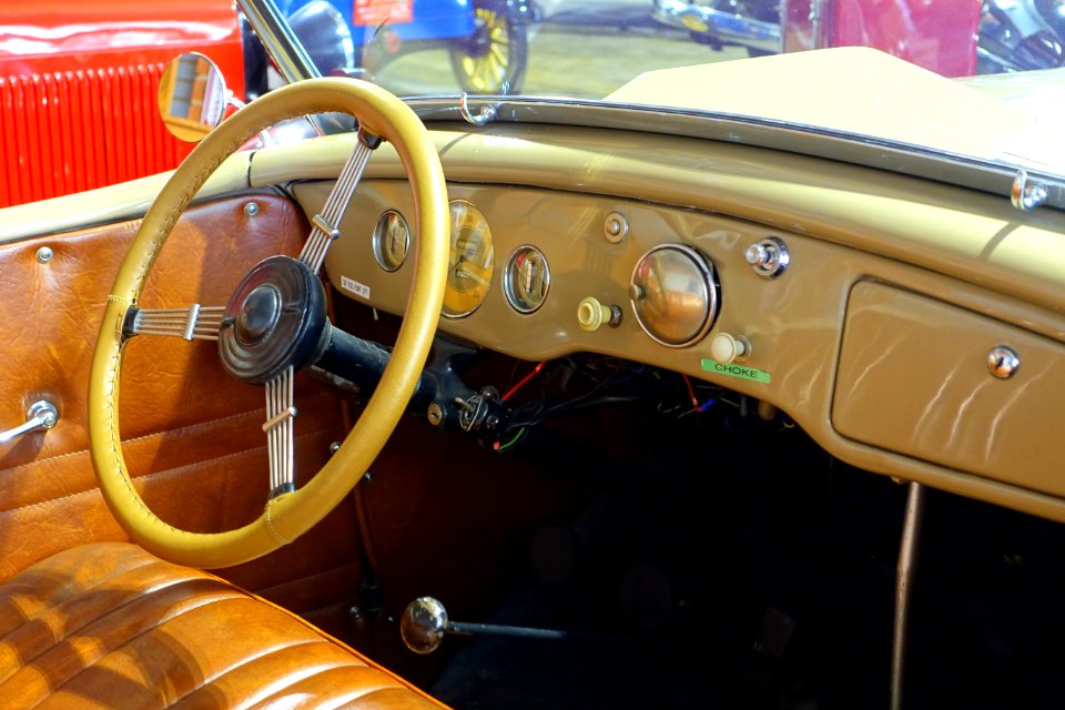 1936_Ford_V8_Roadster,_with_rumble_seat_-_Automobile_Driving_Museum_-_El_Segundo,_CA_-_DSC01888
