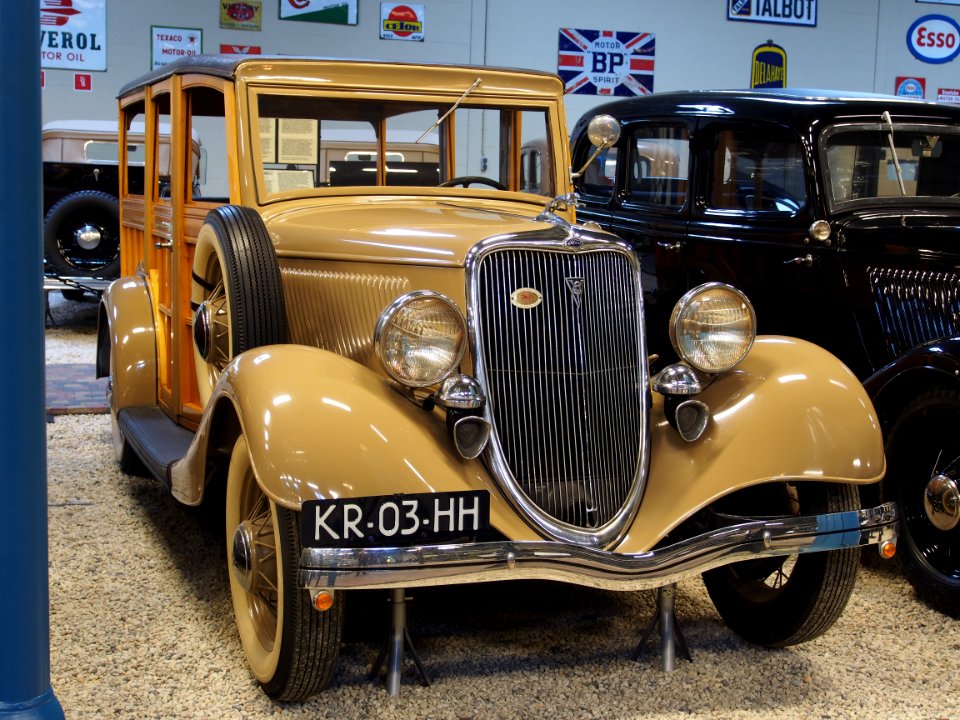 1934_Ford_V8,_46-860_Stationwagon_pic3