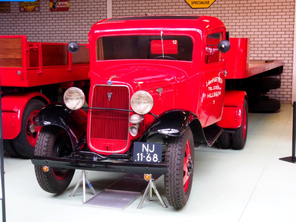 1934_Ford_46-810_with_1951_DAF_trailer_pic5