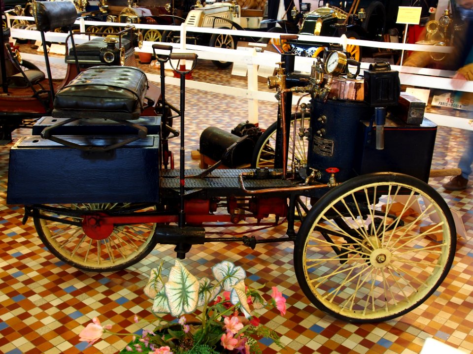 1885_De_Dion_Bouton_tricycle_with_front_mounted_boiler_and_water_tank_and_coal_chest_on_each_side_of_rear_wheel_at_the_Musée_Automobile_de_Vendée_pic-4