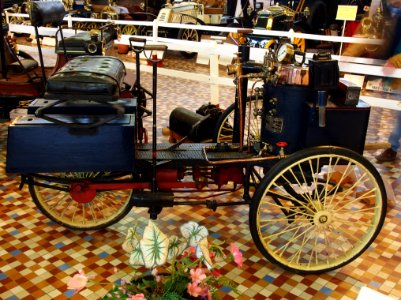 1885_De_Dion_Bouton_tricycle_with_front_mounted_boiler_and_water_tank_and_coal_chest_on_each_side_of_rear_wheel_at_the_Musée_Automobile_de_Vendée_pic-4