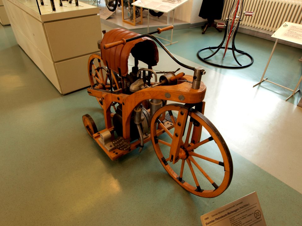 1885_Daimler_Petroleum-Reitwagen_replica_pic1