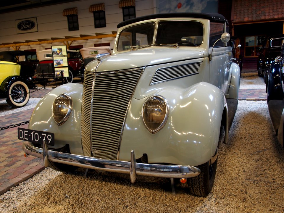 1937_Ford_760_B_pic2