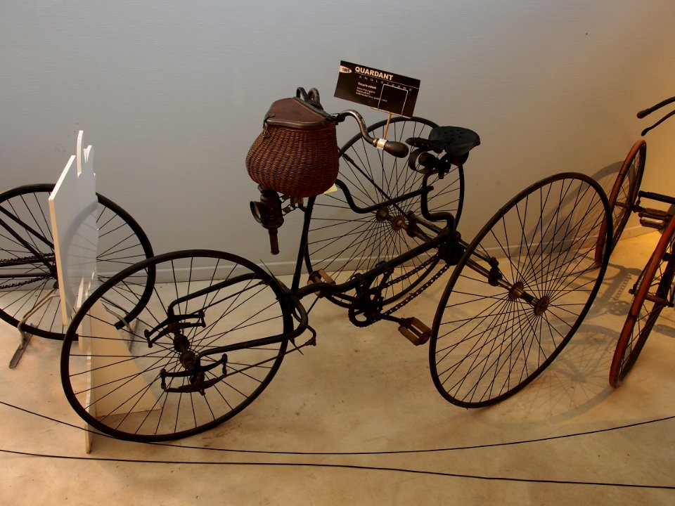 1885_Quardant_tricycle,_Musée_de_la_Moto_et_du_Vélo,_Amneville,_France