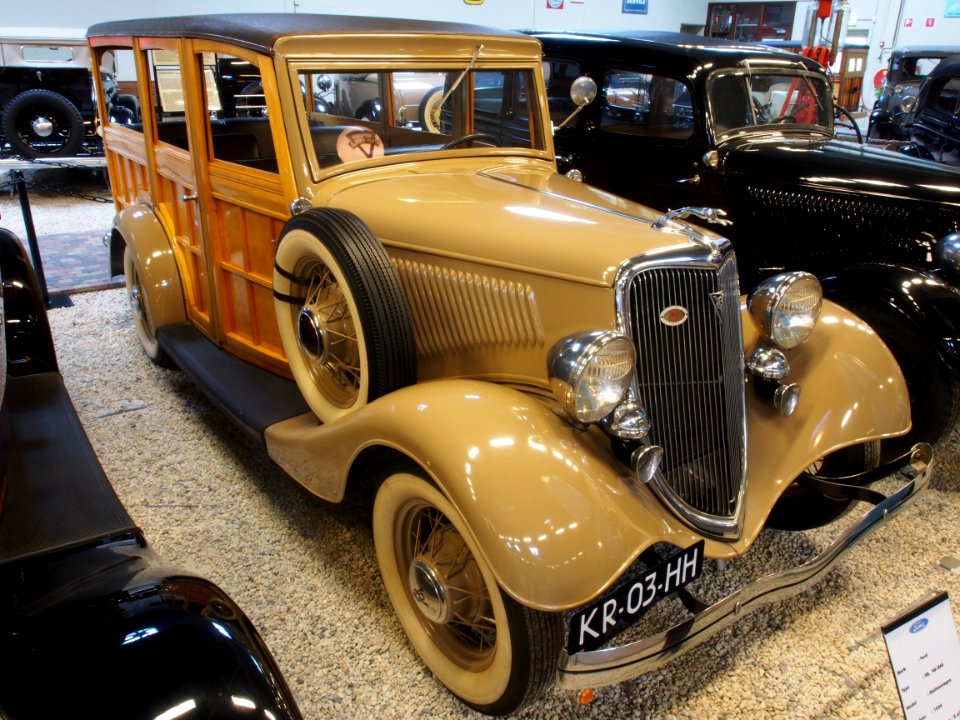 1934_Ford_V8,_46-860_Stationwagon_pic4