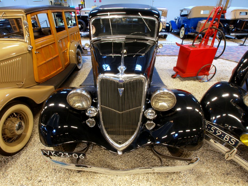1934_Ford_730_with_extended_carrosserie_pic1