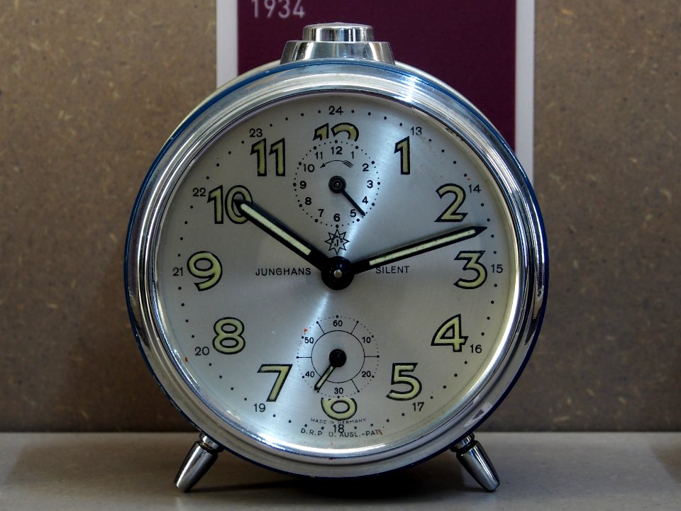 1934_Stiluhr_mit_Wecker,_Junghans_Schramberg