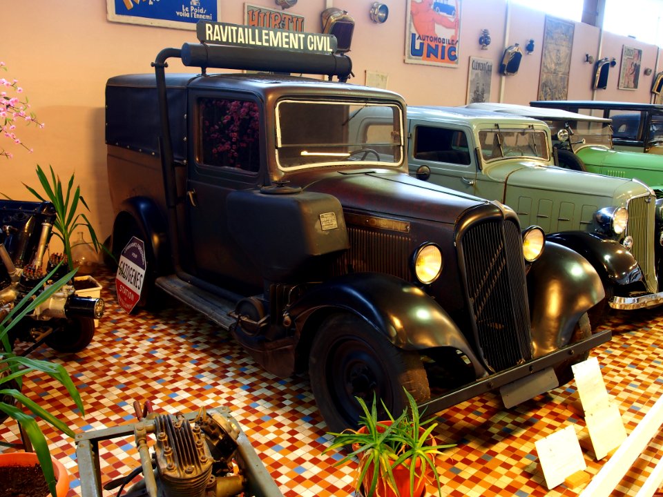 1936_Citroën_7_U_9CV,_4cyl,_fitted_with_GOHIN-POULENC_gasogene_generator_during_WW_II_at_the_Musée_Automobile_de_Vendée_pic-1