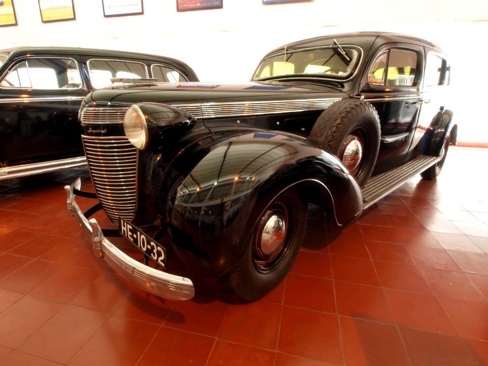 1937_Chrysler_Imperial,_140hp,_5302cc,_130kmh_photo-3