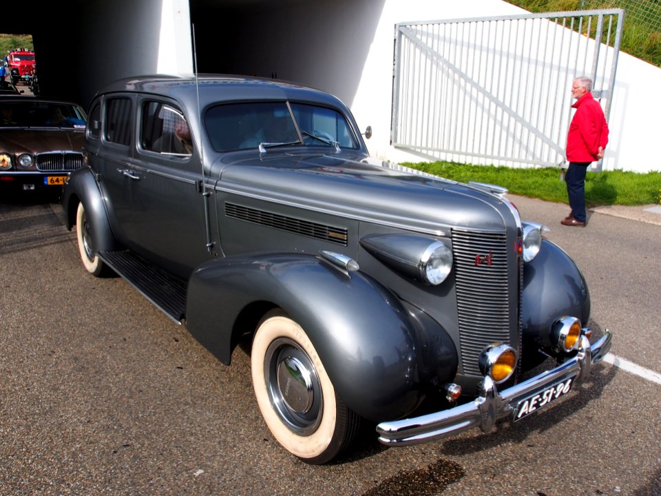 1937_Buick_Super_pic1