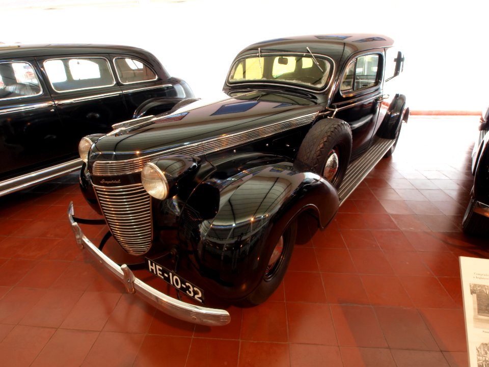 1937_Chrysler_Imperial,_140hp,_5302cc,_130kmh_photo-2