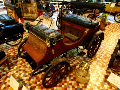 1898_Peugeot_,_hot_tube_ignition_chain_drive,_rear_mounted_twin_cylinder_horizontal_engine,_Vis_à_vis_body_pic1