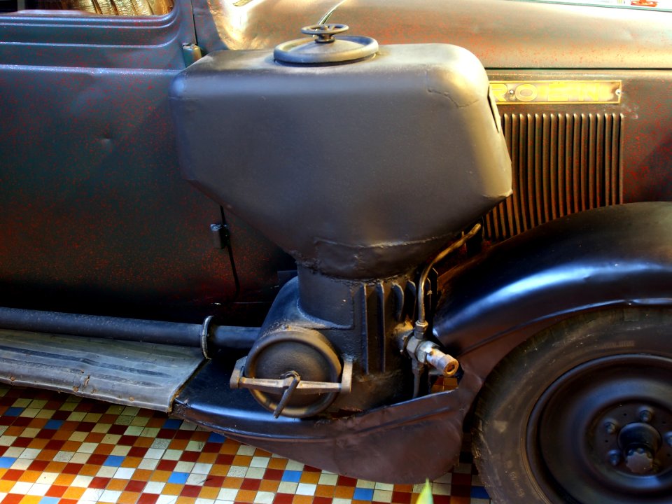 1936_Citroën_7_U_9CV,_4cyl,_fitted_with_GOHIN-POULENC_gasogene_generator_during_WW_II_at_the_Musée_Automobile_de_Vendée_pic-5