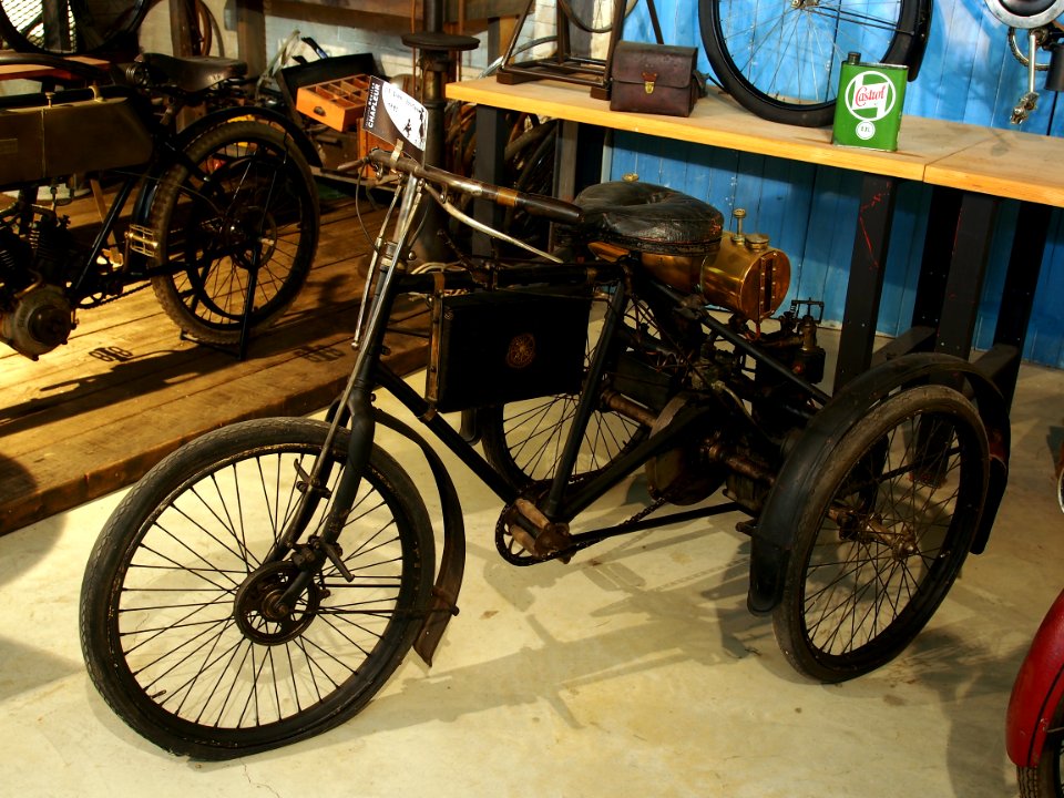 1898_to_1900_De_Dion_Bouton_motorized_tricycle,_Musée_de_la_Moto_et_du_Vélo,_Amneville,_France,_pic-001