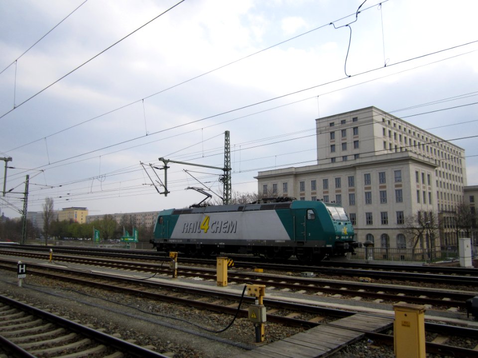 185_506-3_(185-CL_006)_mit_Güterzug_vor_dem_Dresdner_Hauptbahnhof_(2)