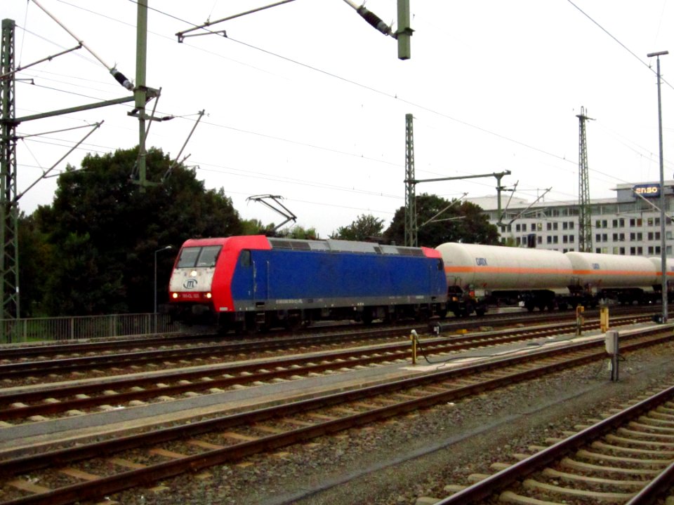185_503-0_mit_Druckgaskesselwagenzug_am_Dresdner_Hauptbahnhof