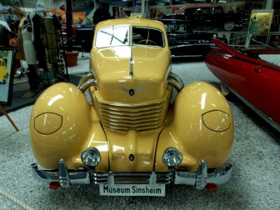 1937_Cord_812_170hp_4900cc_pic1