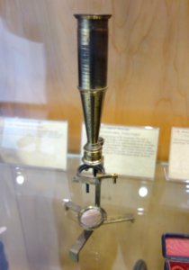 1800-1820,_Gould-style_microscope,_unknown_maker,_probably_England_-_Golub_Collection_of_Antique_Microscopes_-_DSC04742