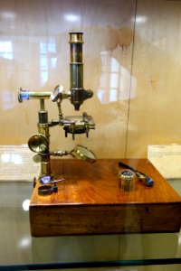 1840_circa,_double_microscope_designed_by_Raspail_and_made_by_Deleiul,_Raspail-Deleiul,_France_-_Golub_Collection_of_Antique_Microscopes_-_DSC04806