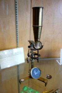 1820_circa,_compound_microscope_on_folding_tripod_stand,_Gilbert_&_Sons,_England_-_Golub_Collection_of_Antique_Microscopes_-_DSC04789