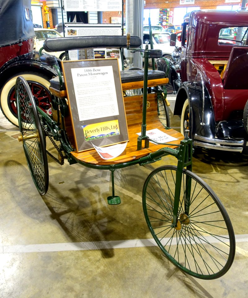 1886_Benz_Patent_Motorwagen_(replica)_-_Automobile_Driving_Museum_-_El_Segundo,_CA_-_DSC01758