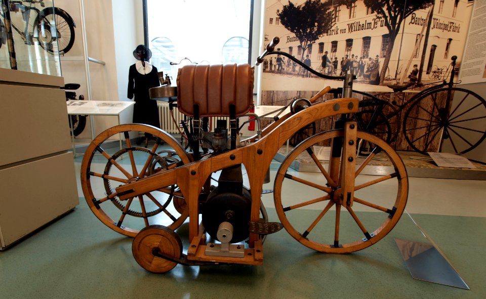 1885_Daimler_Petroleum-Reitwagen_replica_pic3