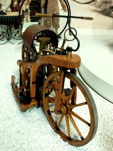 1885_Daimler_Reitwagen_-_Riding_car_0.5hp_pic2