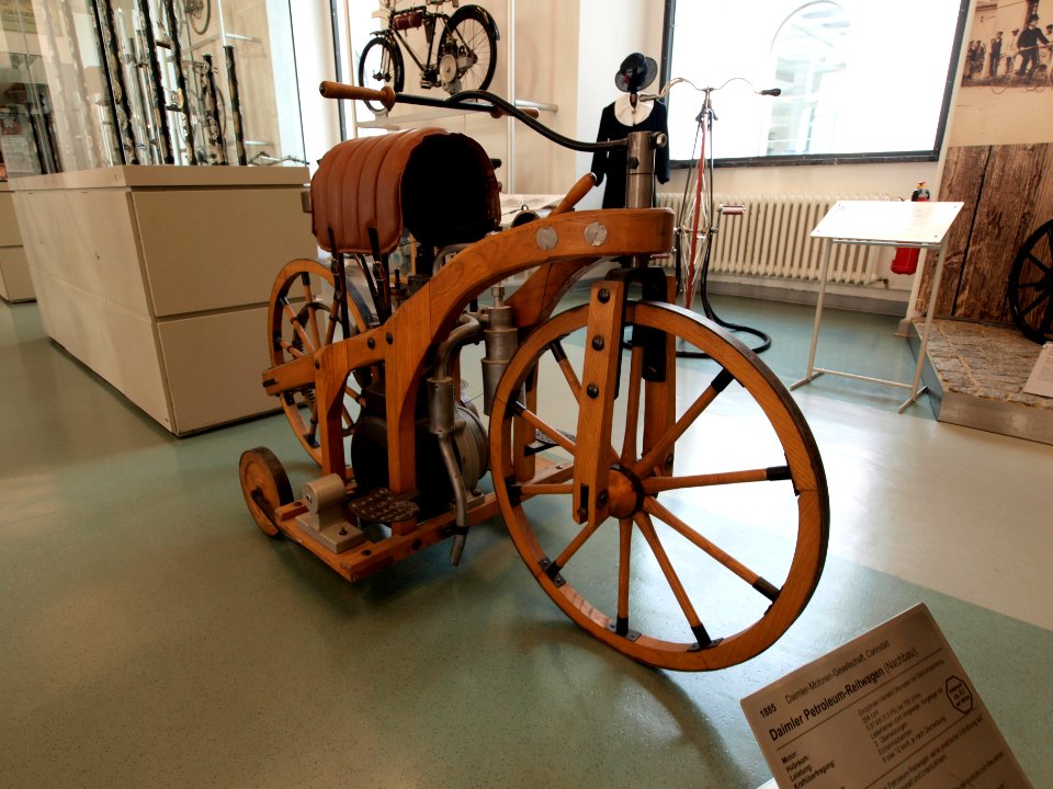 1885_Daimler_Petroleum-Reitwagen_replica_pic2