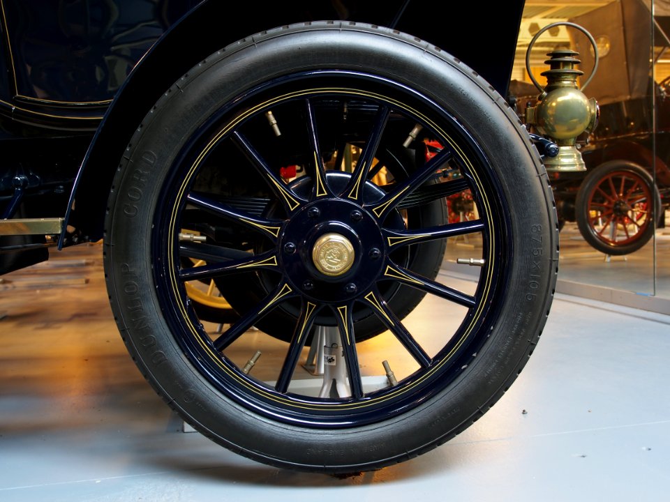 1906_Ford_K,_6_compartments_air_tire_pic6