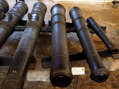 17th_century_Danish-Norwegian_2-8_pounder_cannons_at_the_Royal_Danish_Arsenal_Museum_(Copenhagen),_pic1