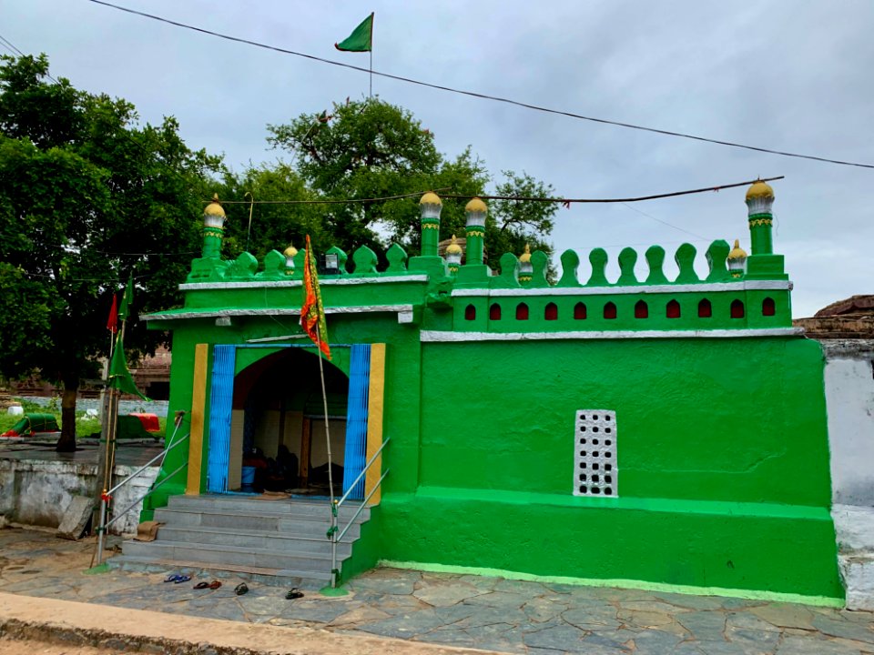 17th_century_Shah_Ali_Pedda_Dargah_and_fort_built_on_Navabrahma_Temples,_Alampur,_Telangana_India_-_2