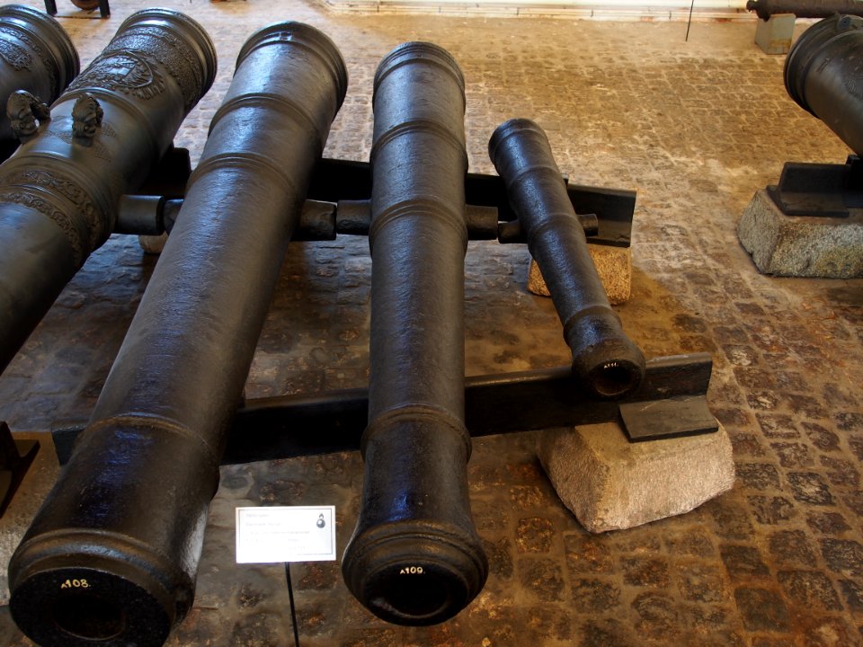 17th_century_Danish-Norwegian_2-8_pounder_cannons_at_the_Royal_Danish_Arsenal_Museum_(Copenhagen),_pic2