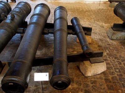 17th_century_Danish-Norwegian_2-8_pounder_cannons_at_the_Royal_Danish_Arsenal_Museum_(Copenhagen),_pic2