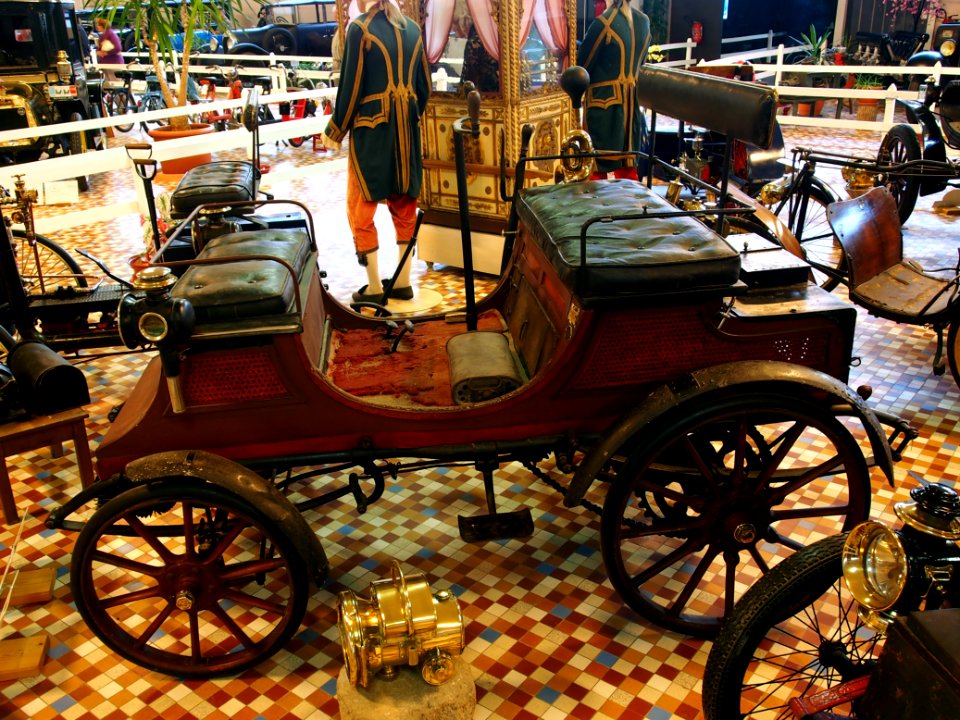 1898_Peugeot_,_hot_tube_ignition_chain_drive,_rear_mounted_twin_cylinder_horizontal_engine,_Vis_à_vis_body,_pic2