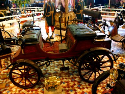 1898_Peugeot_,_hot_tube_ignition_chain_drive,_rear_mounted_twin_cylinder_horizontal_engine,_Vis_à_vis_body,_pic2