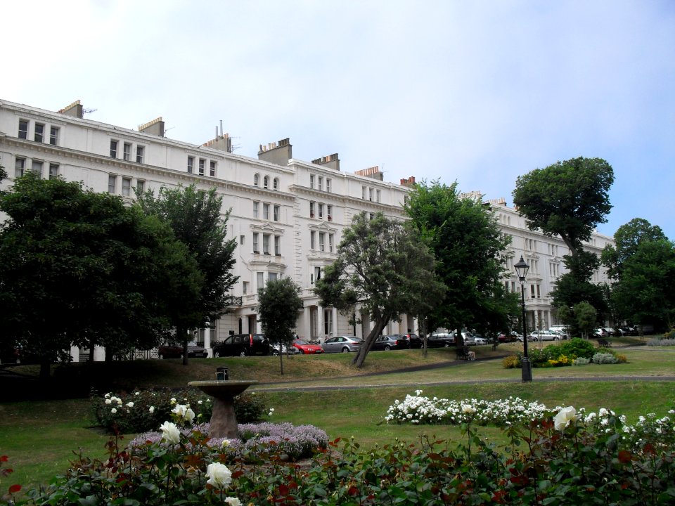 18–30_Palmeira_Square,_Hove_(NHLE_Code_1187581)