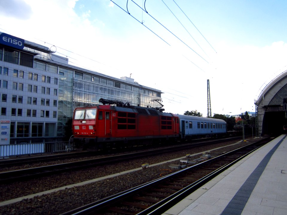 180_018-4_mit_Militärtransport_am_Dresdner_Hauptbahnhof