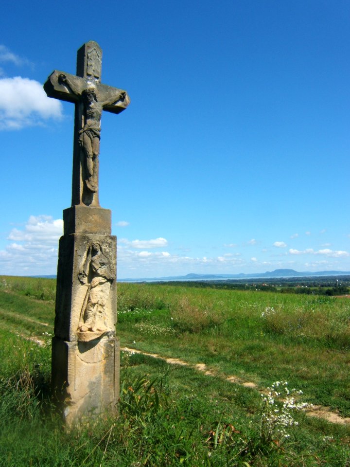 1813-as_kőkereszt_a_kéthelyi_szőlőhegyen