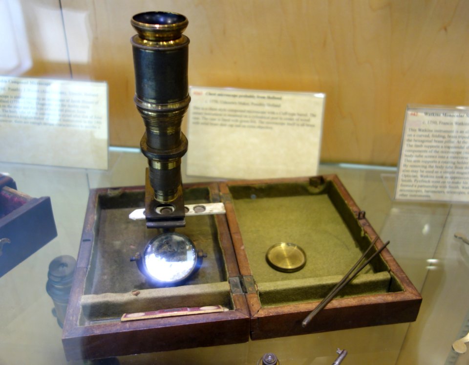 1770_circa,_Chest_microscope_with_Cuff-type_barrel,_unknown_maker,_possibly_Holland_-_Golub_Collection_of_Antique_Microscopes_-_DSC04752