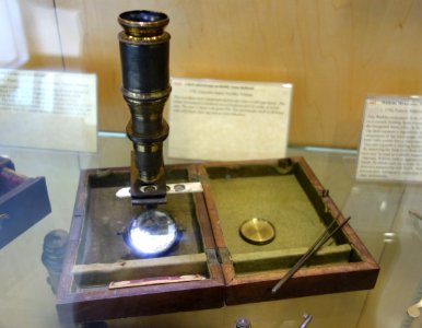 1770_circa,_Chest_microscope_with_Cuff-type_barrel,_unknown_maker,_possibly_Holland_-_Golub_Collection_of_Antique_Microscopes_-_DSC04752