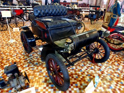 1900_Oldsmobile_8hp,_queue_de_vache