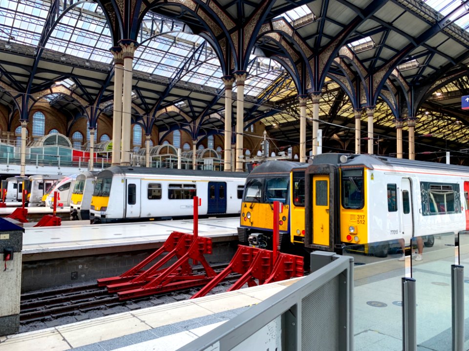 18_Platform_10_at_Liverpool_street