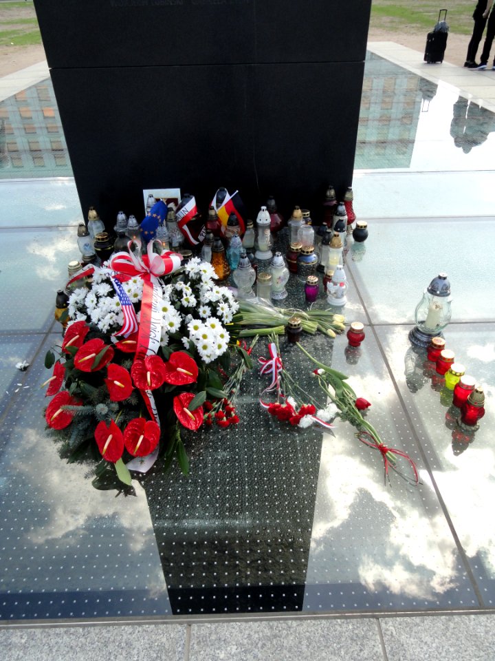 19-04-2018_Warszawa_pomnik_Smoleński,_kwiaty_i_znicze