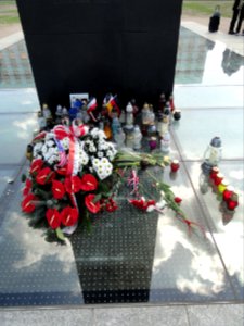 19-04-2018_Warszawa_pomnik_Smoleński,_kwiaty_i_znicze