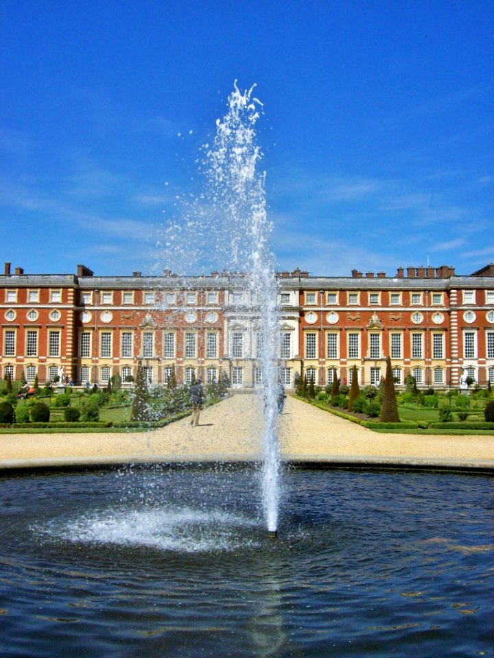 17th_century_facade,_Hampton_Court